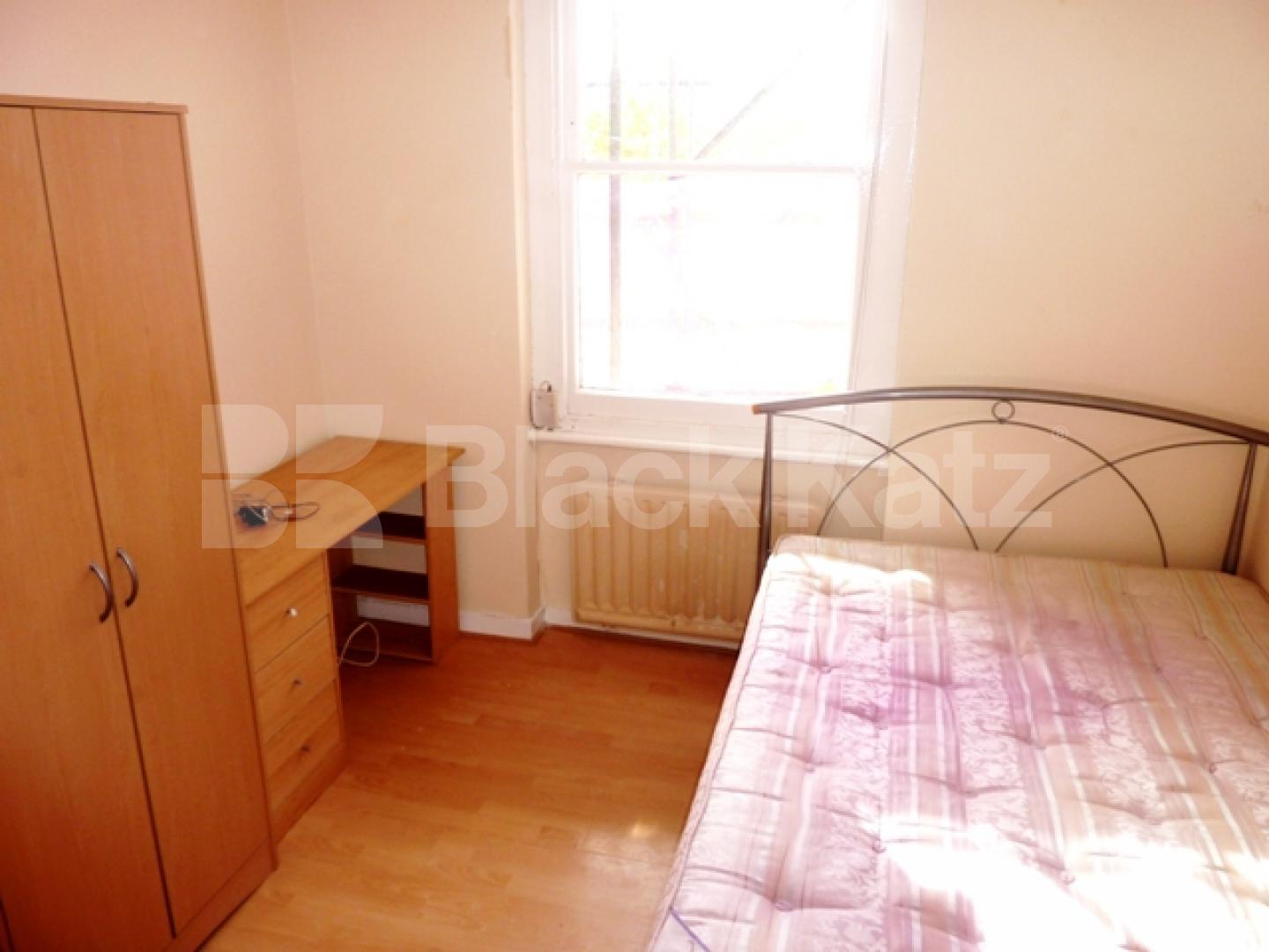 			Location flat / Ideal for Students / Available May-June, 2 Bedroom, 1 bath, 1 reception Flat			 Carburton street, Warren street / Gr. Portland street